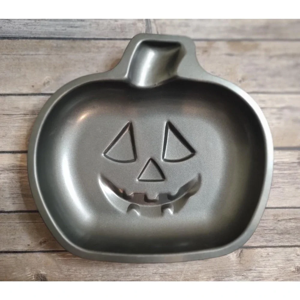 Halloween Cake Pan Pumpkin Shape Holiday Inspiration Jack O lantern  10x9x2